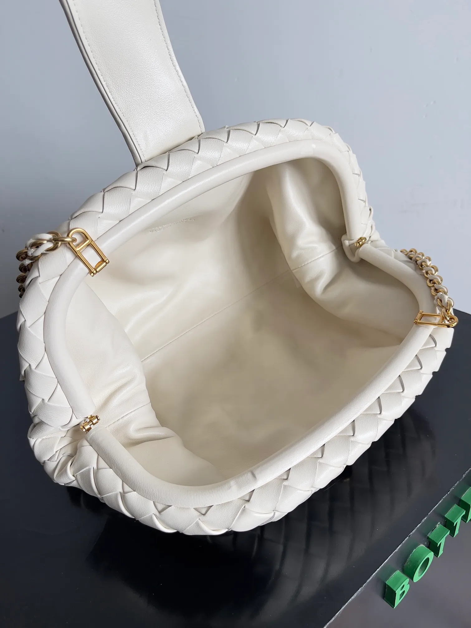 Batch 2260 BOTTEGA VENETA Lady's LAUREN CLUTCH Chain Clutch was inspired by 40 years ago. It is a perfect fusion of classic and modern bags. It is effortless and fashionable for any occasion and at any time. The newly added detachable metal chain allows people to have more ways to carry it. It is grand and elegant. Style No.: 785807 Size: 31.5*16.5*11cm